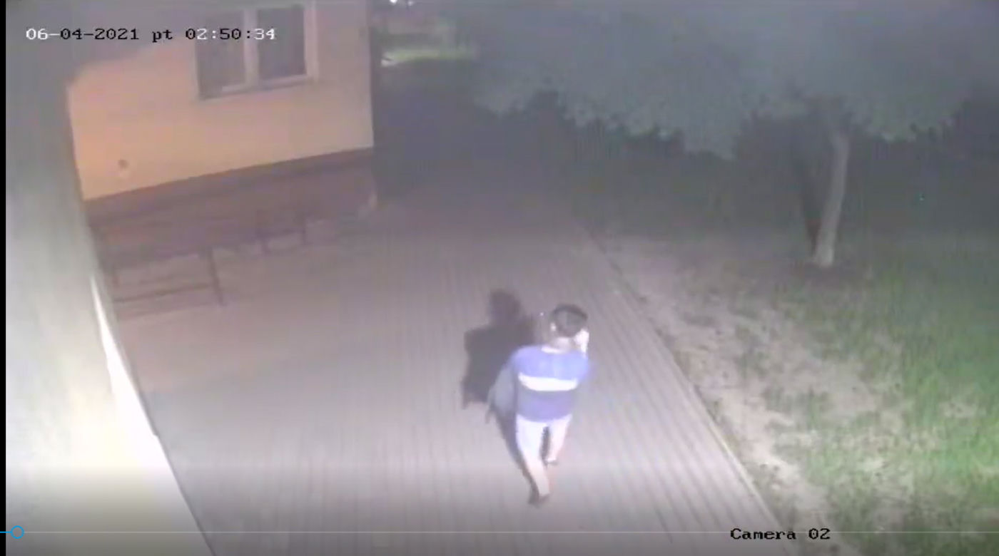 Chuligan niszczy samochody mieszkańcom Woli