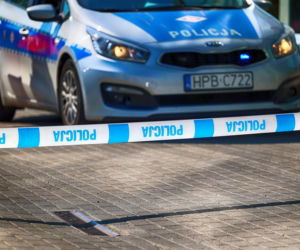 Sąsiedzi byli świadkami makabrycznych scen. 70-latka nie żyje, jej syn trafił do szpitala