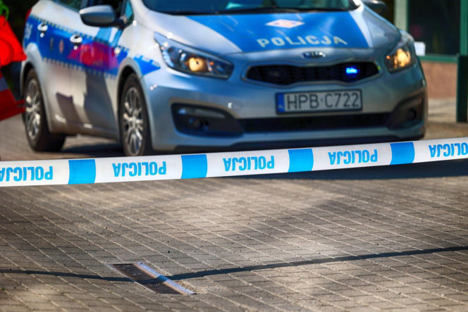 Sąsiedzi byli świadkami makabrycznych scen. 70-latka nie żyje, jej syn trafił do szpitala