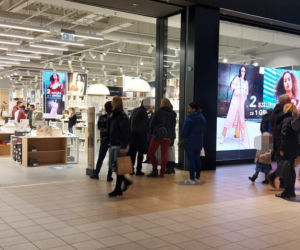 Krakowianie rzucili się na zakupy w ostatni dzień przed lockdownem. Tłumy w galeriach!