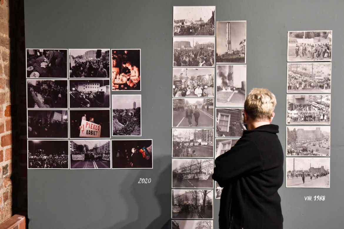 Ekspozycja "Szczecin. Atlas obecności" kładzie nacisk na rolę mieszkańców miasta oraz ich doświadczeń w budowaniu Szczecina od roku 1945 do współczesności.