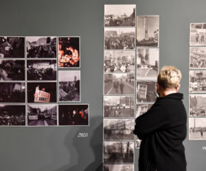 Ekspozycja Szczecin. Atlas obecności kładzie nacisk na rolę mieszkańców miasta oraz ich doświadczeń w budowaniu Szczecina od roku 1945 do współczesności.