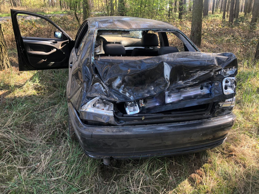 Brawurową jazdę BMW zakończył w lesie