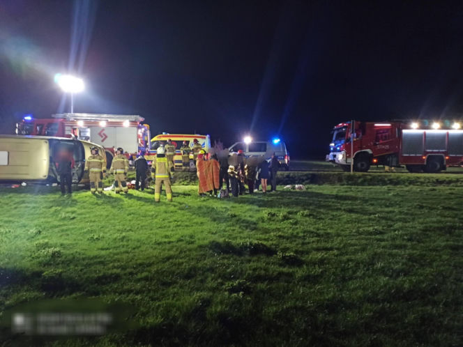 Sześć osób rannych po wywrotce busa. W akcji śmigłowiec LPR