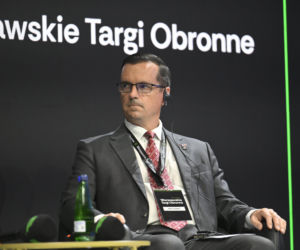 Warszawskie Targi Obronne. Scena Biała. Śmigłowiec przyszłości. Od pola walki po akcje ratownicze. Jak projektować i wybierać śmigłowce do najbardziej wymagających operacji?
