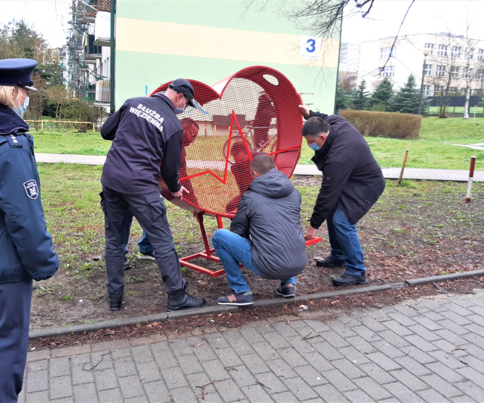 Więźniowie stworzyli ogromne metalowe serce na nakrętki. Zobacz zdjęcia!