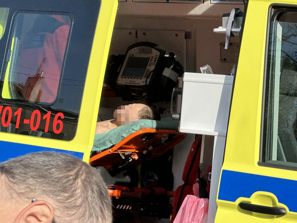 Warszawa. 15-latek huknął motorowerem w osobówkę. Chłopiec trafił do szpitala!