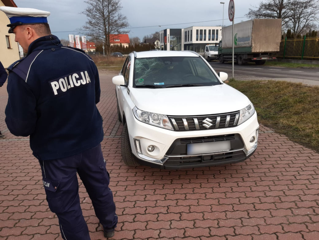 Tafla lodu spadła wprost na auto! To mogło skończyć się TRAGICZNIE [ZDJĘCIA] 