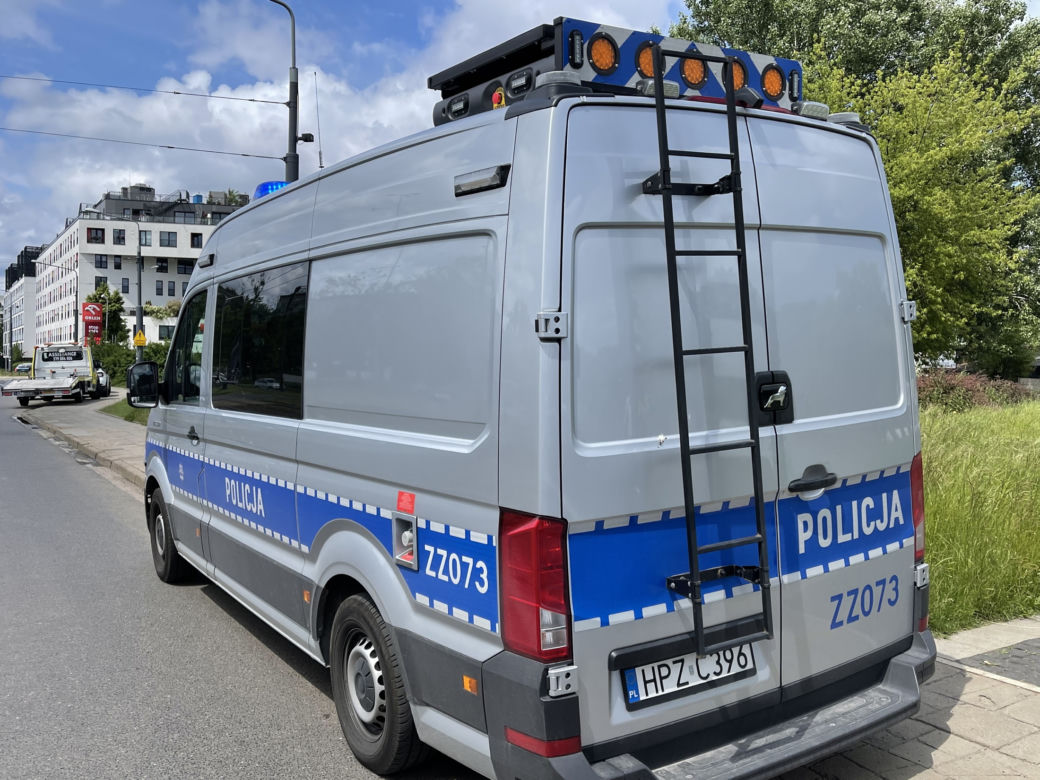 Wypadek na Woli w Warszawie. Samochód wjechał pod tramwaj. Są ranni, w tym dwójka niemowląt 