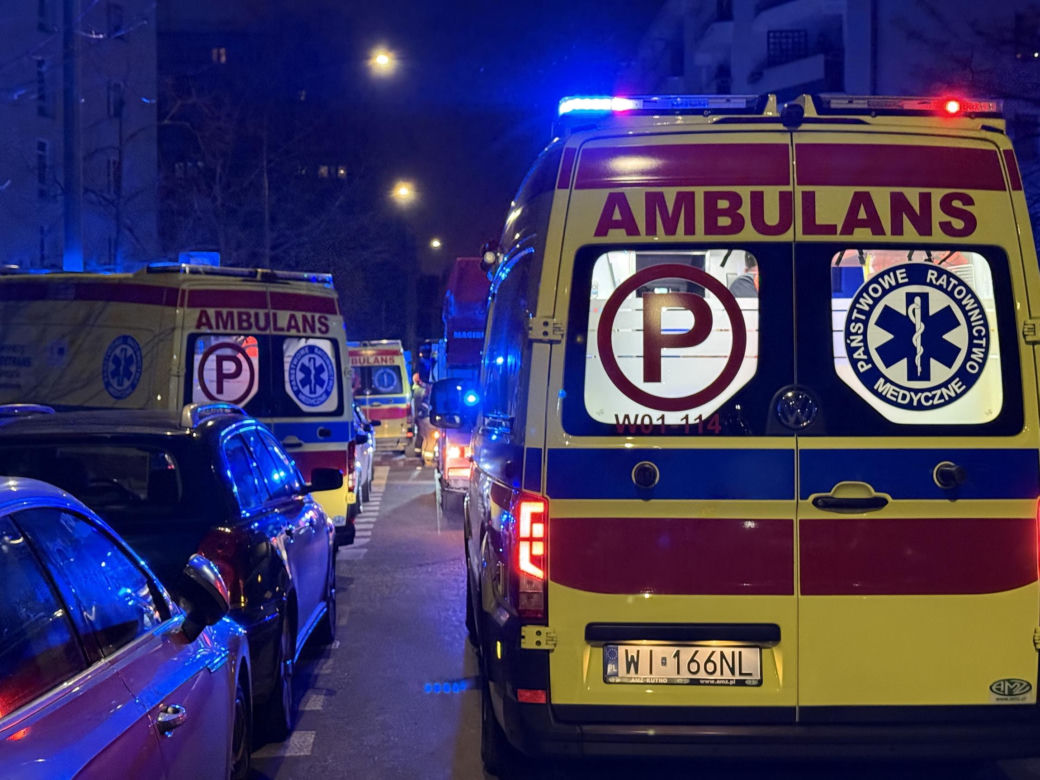 Chwile grozy na Pradze-Północ. Ojciec i dzieci trafiły do szpitala. W ich mieszkaniu wybuchł gigantyczny pożar