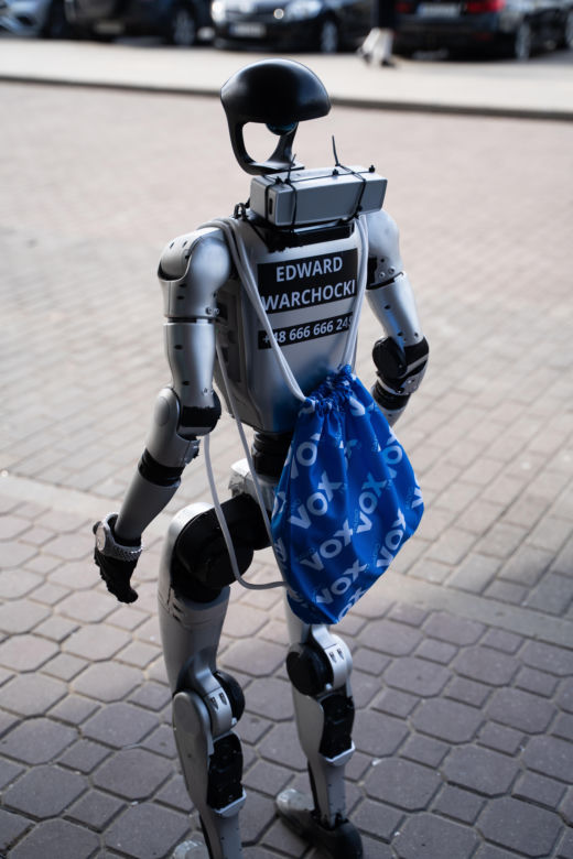 Robot Edward w VOX FM