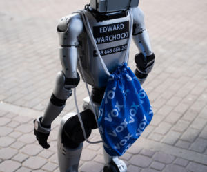 Robot Edward w VOX FM