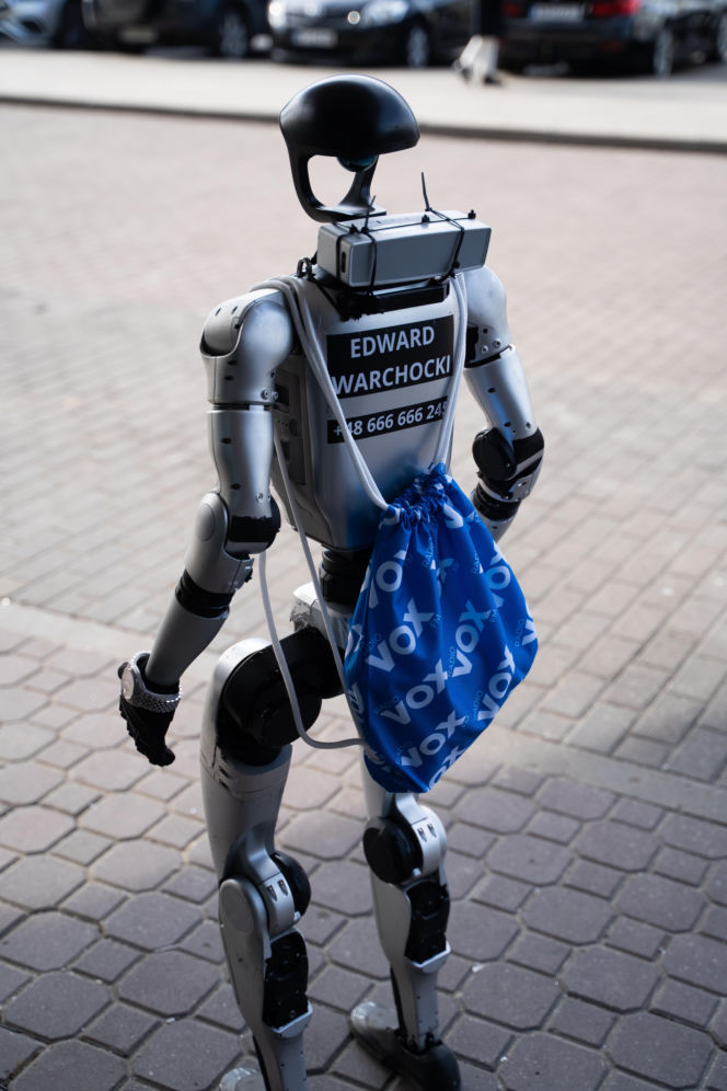 Robot Edward w VOX FM