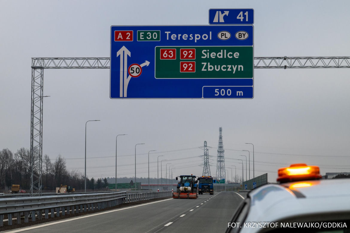Na autostradzie A2 na wschód od Warszawy prace idą pełną parą, zarówno w dzień, jak i po zmroku