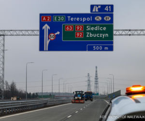 Na autostradzie A2 na wschód od Warszawy prace idą pełną parą, zarówno w dzień, jak i po zmroku