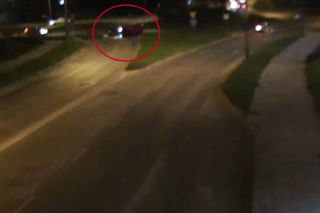 Olsztyn. Wymusił pierwszeństwo na rondzie. Auto dachowało, kierująca w szpitalu [WIDEO]