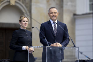Marta Nawrocka w nietypowej marynarce i koronce na Narodowym Czytaniu! Ładnie?