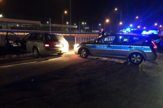 Recydywista z Audi złapany po ciężkim pościgu. Mężczyzna był poszukiwany, kradł paliwo, nie miał uprawnień, a auto nie miało ważnego przeglądu 