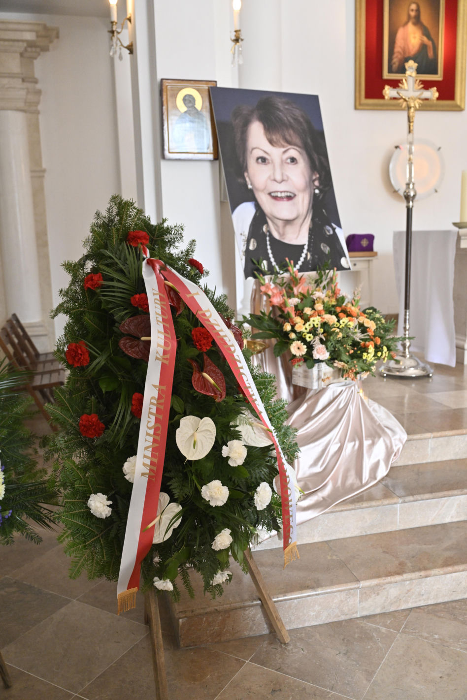 Pogrzeb Igi Cembrzyńskiej. Tłum gwiazd oddaje hołd wielkiej artystce