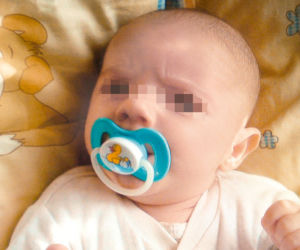 Z zemsty na mężu poderżnęła dziecku żyły