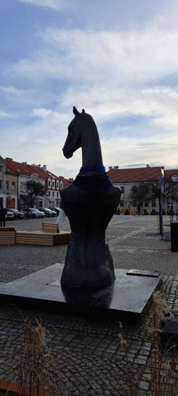 Tak prezentuje się pomnik Seksownego Konia z Konina
