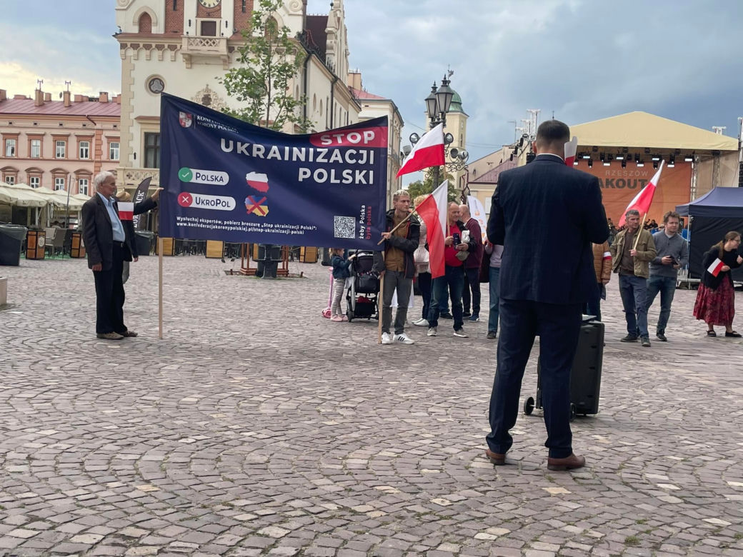 Anty-ukraińska pikieta na Rynku w Rzeszowie zagłuszona przez próby do koncertu Breakout Days	