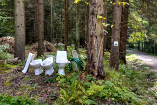 Góry Stołowe. Ktoś wyrzucił muszle klozetowe w parku. Poszukiwani świadkowie zdarzenia