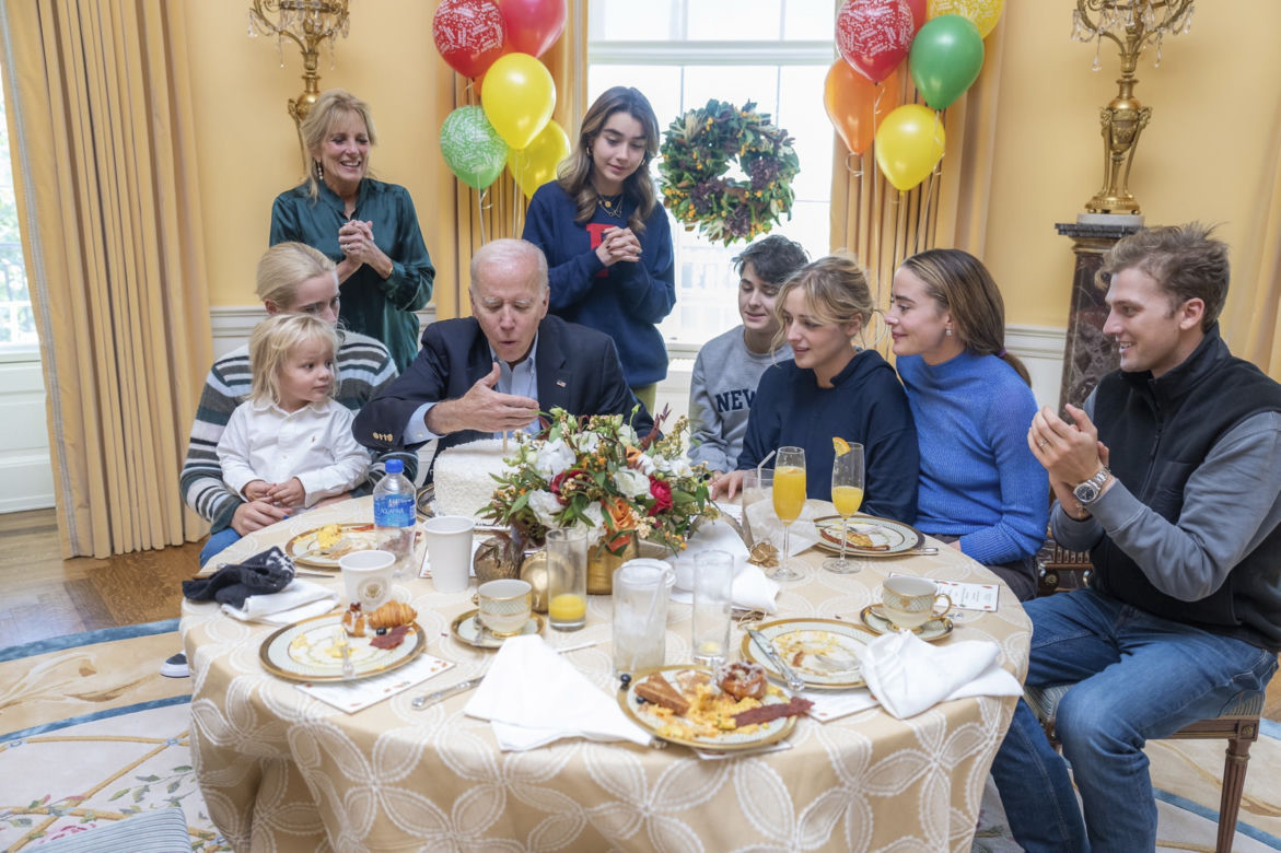 Specjalna ekipa serwuje jedzenie Joe Bidenowi