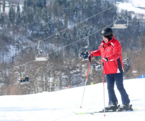 Poseł Wójcik szusuje w kasku