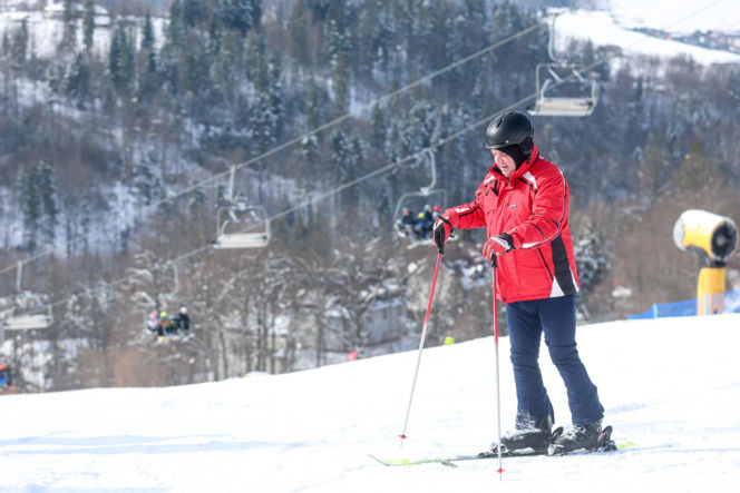 Poseł Wójcik szusuje w kasku