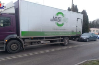 Był pewien, że mu się uda, zderzył się z TIR-em! Kierowca Mercedesa miał mnóstwo szczęścia