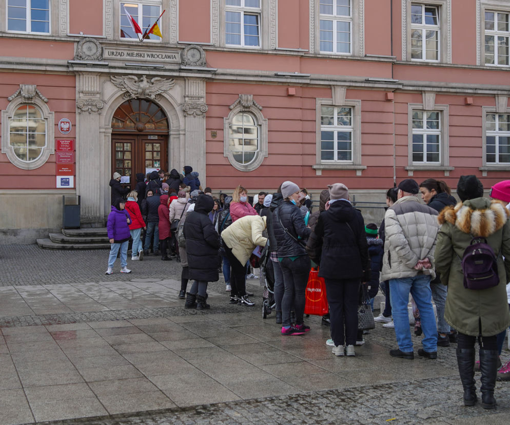 Wrocław. Potężne kolejki przed punktami, gdzie nadawane są PESELE
