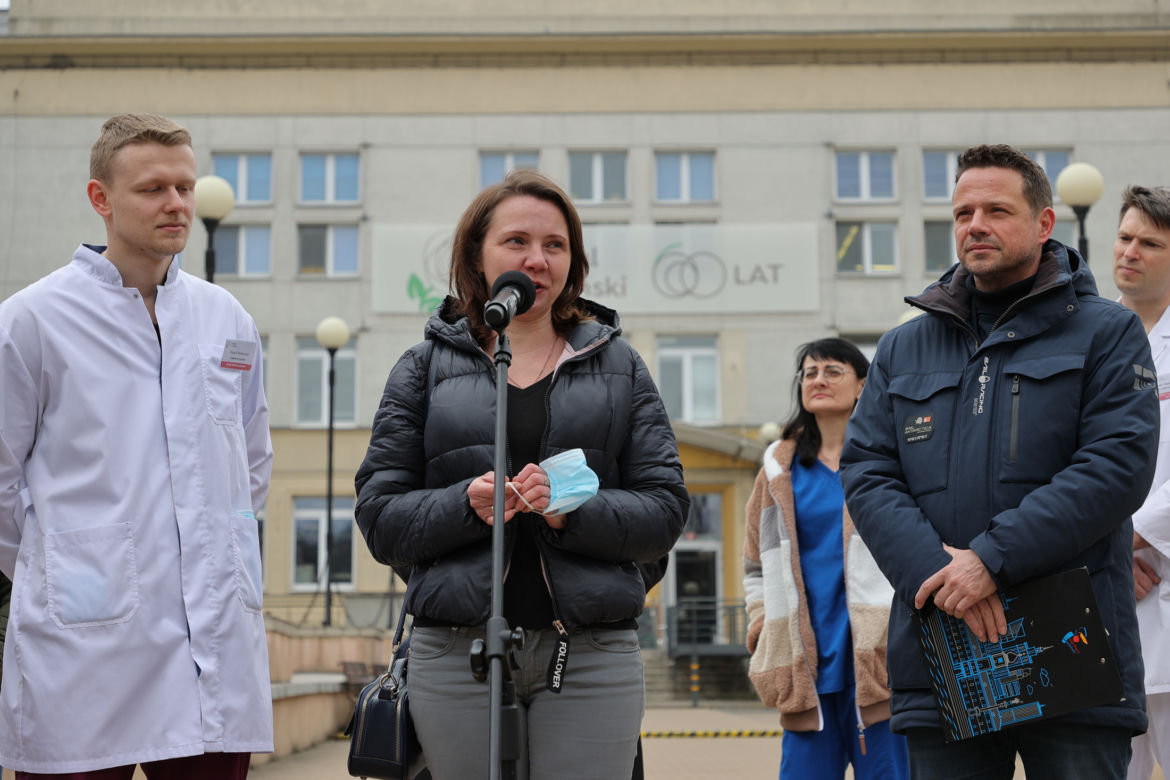 Warszawa zatrudnia medyków z Ukrainy. Konferencja Rafała Trzaskowskiego pod Szpitalem Bielańskim.