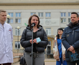 Warszawa zatrudnia medyków z Ukrainy. Konferencja Rafała Trzaskowskiego pod Szpitalem Bielańskim.