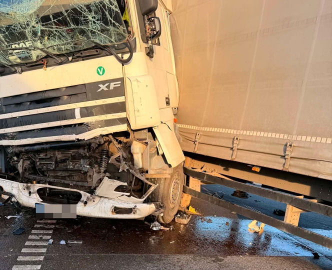 Wypadek na autostradzie A1. Zderzyły się dwie ciężarówki