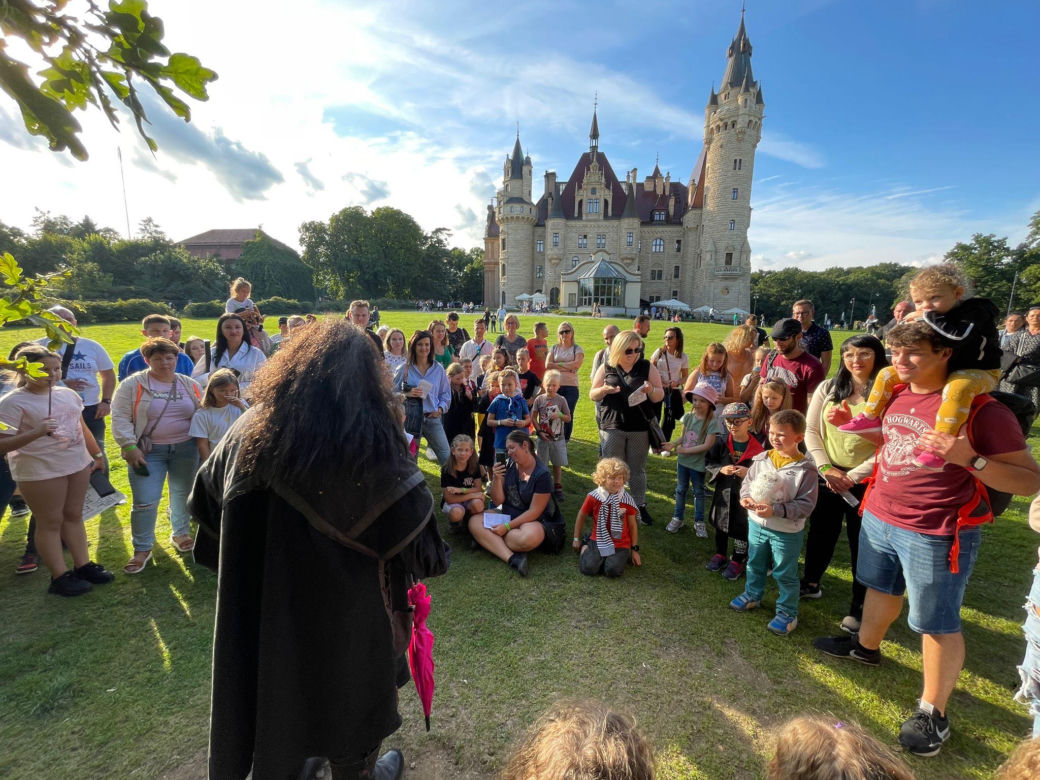 Harry Potter. Szkoła magii zawitała do polskiego zamku! Na zwiedzających czekały postacie z książek i liczne artrakcje [ZDJĘCIA]