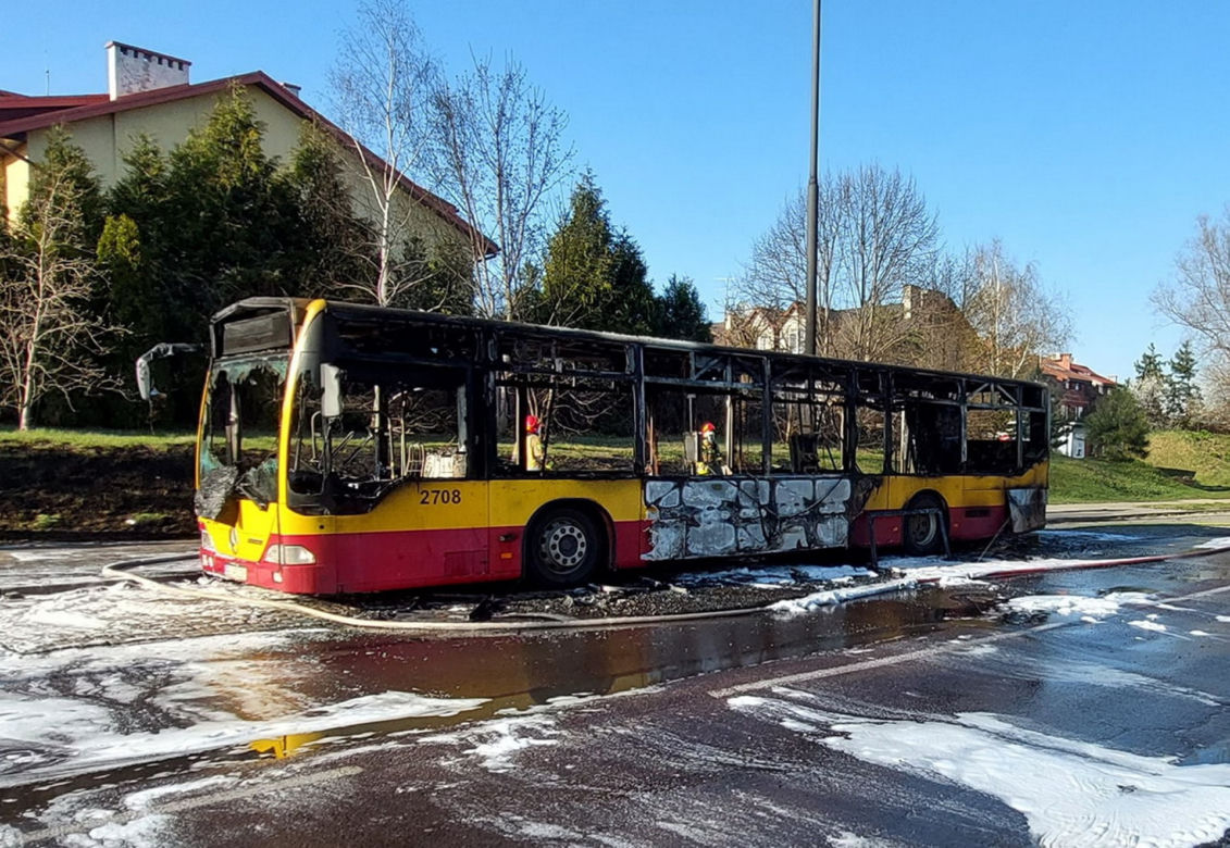 Autobus miejski spłonął doszczętnie na środku ulicy! Szok w Łodzi [ZDJĘCIA]