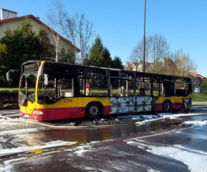 Autobus miejski spłonął doszczętnie na środku ulicy! Szok w Łodzi [ZDJĘCIA]