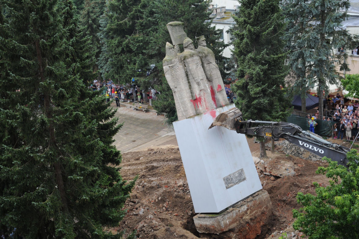 Zburzyli komunistyczny pomnik w Nowogardzie