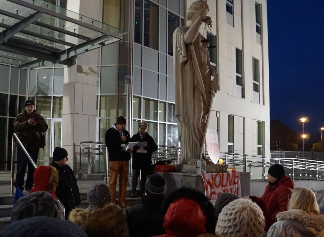 Radom: Manifestowali w obronie sędziów. Ponad 100 osób osób wzięło udział w demonstracji