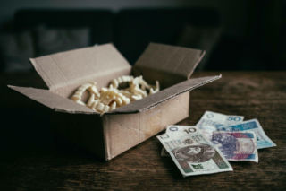 Uwierzył, że kupuje protezę. Oszust wysłał mu zabawkowe zęby