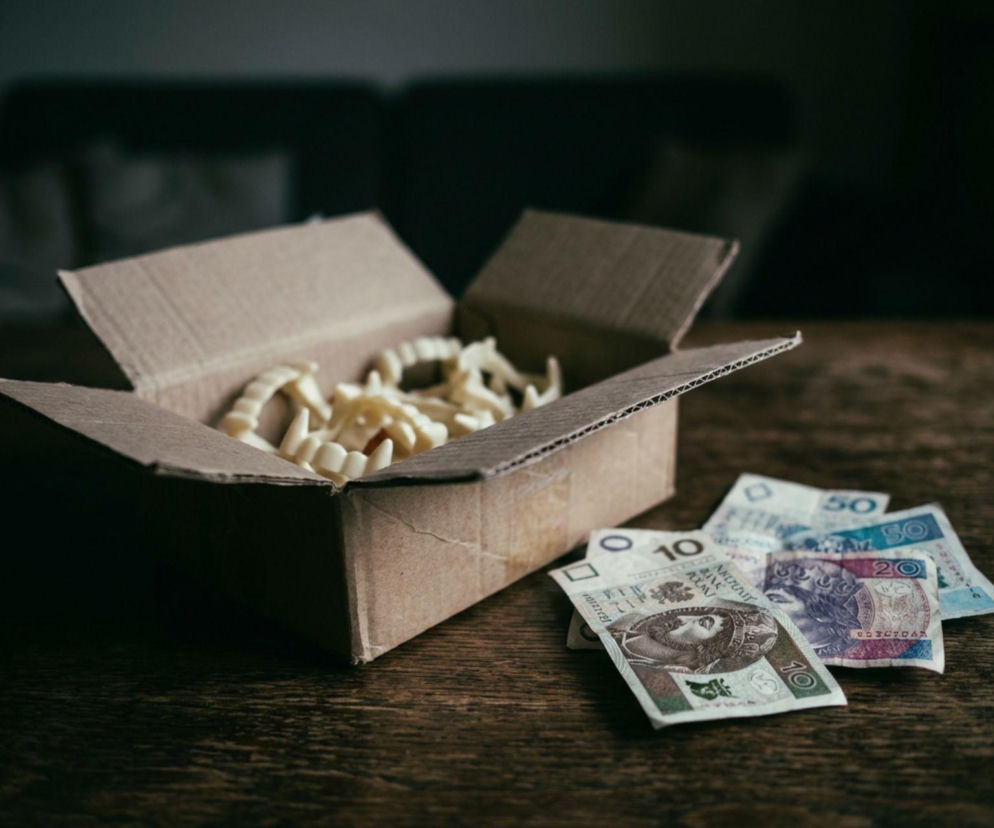 Uwierzył, że kupuje protezę. Oszust wysłał mu zabawkowe zęby