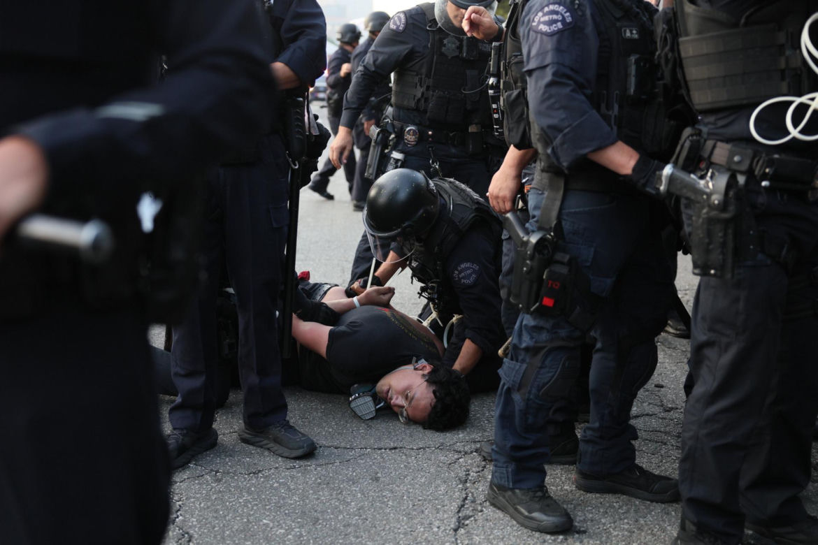 Protesty w Los Angeles coraz silniejsze. Emocje podsycają fałszywe zdjęcia i teorie spiskowe