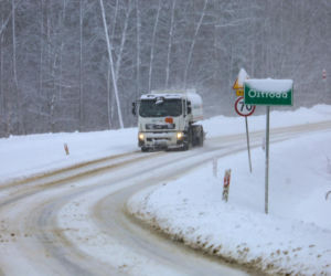 Ostróda w centrum śnieżycy. Burmistrz nocą ratował ludzi. Kierowcy nocowali w urzędzie