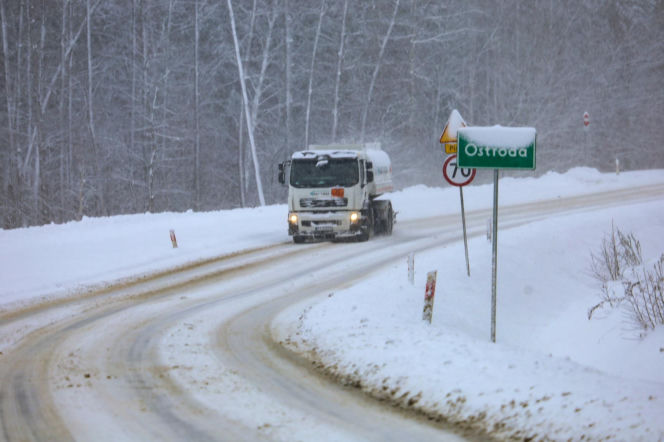 Ostróda w centrum śnieżycy. Burmistrz nocą ratował ludzi. Kierowcy nocowali w urzędzie