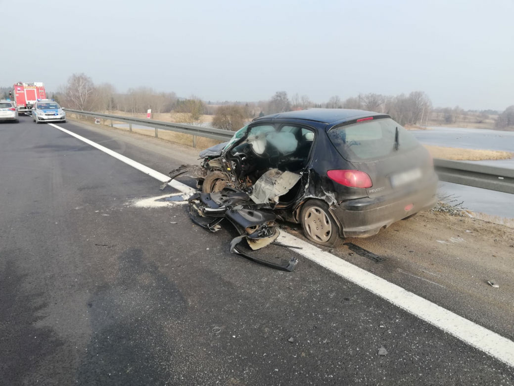 Dobrąg. Wypadek na DK 16. Kierująca BYŁA ZAKLESZCZONA w aucie [ZDJĘCIA]