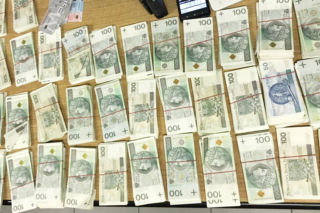 Warszawa: Wietnamczyk wypłacił z bankomatów fortunę cudzymi kartami! [GALERIA]