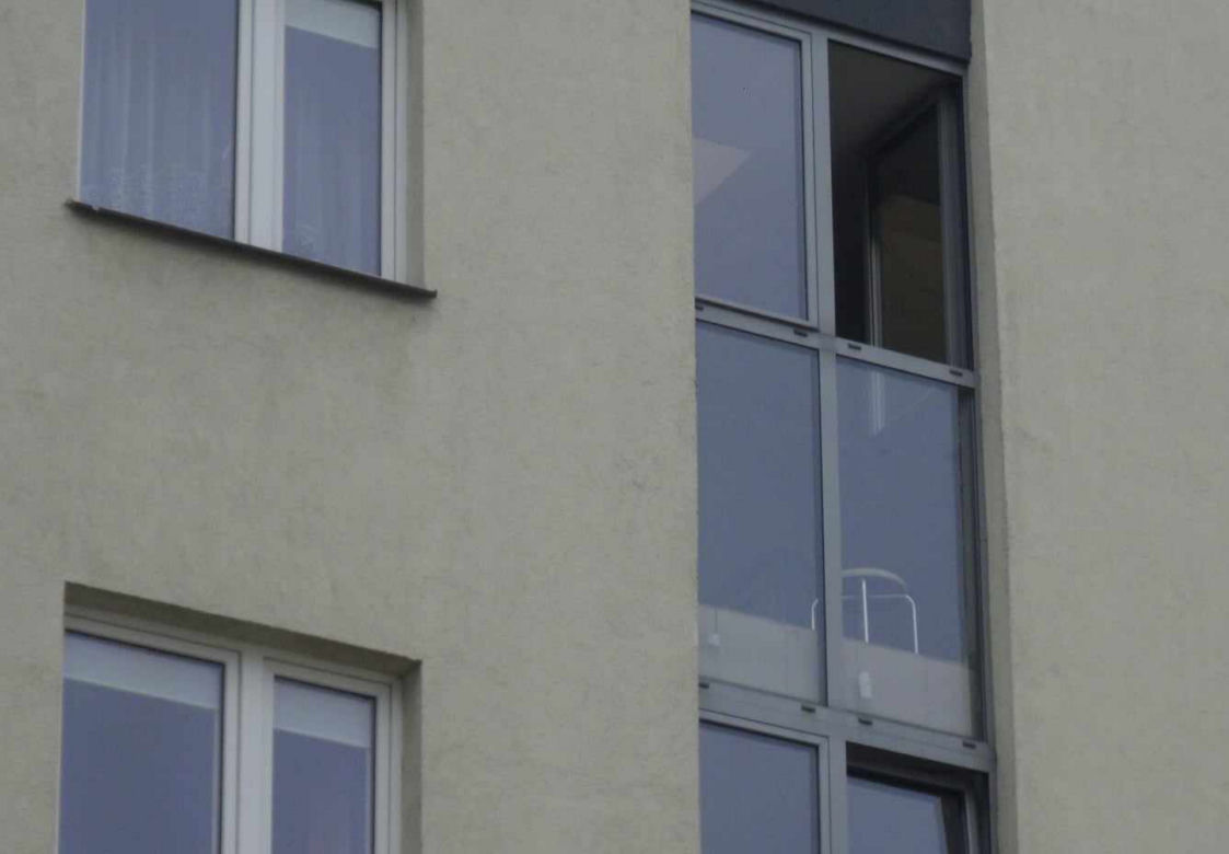 Kobieta runęła z wielkiej wysokości. Tragedia na Bemowie, nie było szans na ratunek