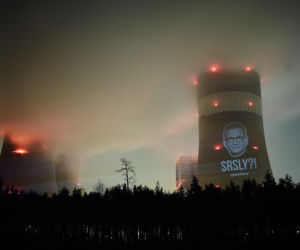 Greenpeace wyświetla portret premiera Morawieckiego na chłodni kominowej Elektrowni Bełchatów