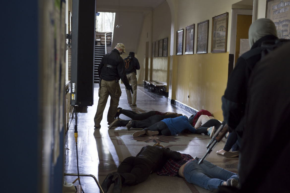 ZSE "Vetterów" zaatakowane przez terrorystów. Ekipa filmowa w szkole [GALERIA]